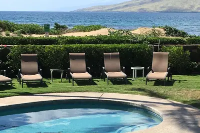 Tropical Oceanfront Estate avec piscine, vie privée et une vue sur l'océan sur 2\/3 acres