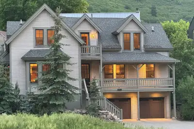 Image de 5br - 5ba | 2 Fp | Jacuzzi Pvt | Marchez jusqu'à la vieille ville | Garage chauffé pour 2 voitures