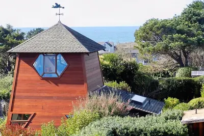 Image de Vue imprenable sur l'océan nichée dans un jardin privé exquis