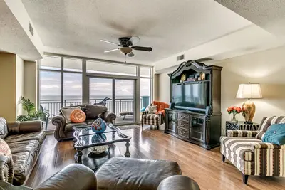 Image de Luxe 4 Bdrm Condo Ocean Front! Mobilier merveilleux.