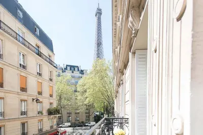 Image de Vente! Superbe et spacieux dans un endroit superbe avec balcon et vue Eiffel