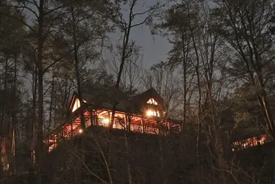 Image de 3 très grands lits * Luxe parfait pour les couples et les familles! À quelques minutes de toutes les attractions