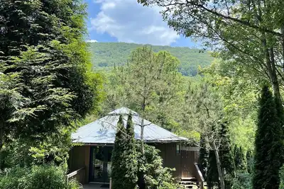 Image de Cozy Romantic Round House, Fresh Eggs, Lotus Pond, Hot Tub, 15 min to Asheville