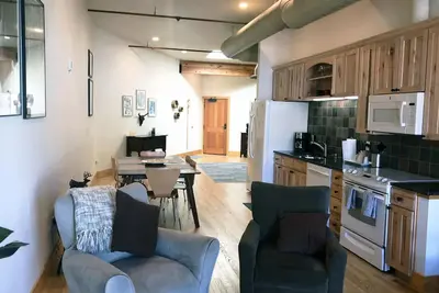 Image de Downtown Luxury Loft- Dépêchez-vous! Disponibilité limitée en automne