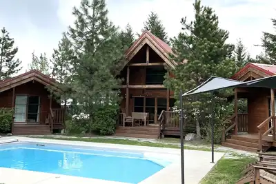 Image de Icicle Camp Cabins, Hot Tub, Walk to Sleeping Lady & Ski Trails, Cheminée