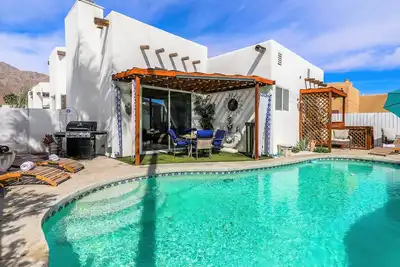 Image de Coachella, diligence, jardins de tennis! Maison de piscine de style Santa Fe