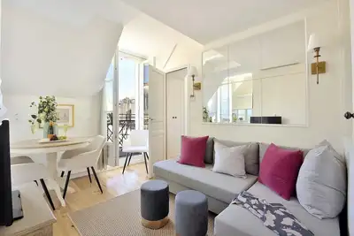 Image de Vente! Studio absolument divin sur la rive gauche avec un balcon charmant dans Foodie Heartland