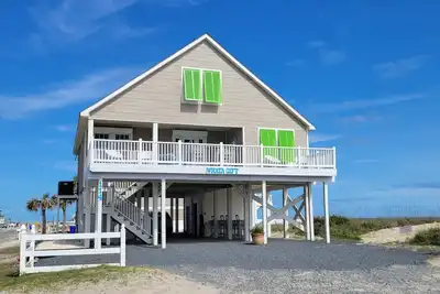 Image de Oceanfront Beachfront House Wi-Fi Linens 5 Br 3 Ba Large Kitchen New Ocean Deck