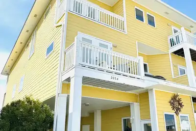 Propriété 3br / 3ba avec vue sur le lagon, la plage et la piscine, disponible!