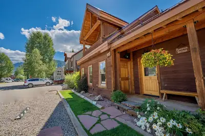 Image de 259 $ et moins au mois d'août! Jacuzzi! Sauna! Firepl! Meilleur emplacement en ville! Adorable luxe
