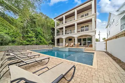 Animaux acceptés, barbecue privé, grande piscine privée, accès à une plage privée!