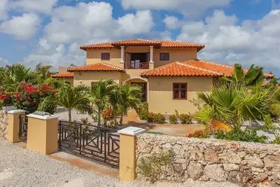 Image de Villa de luxe avec vue panoramique sur l'océan, piscine privée et voiture (en option)