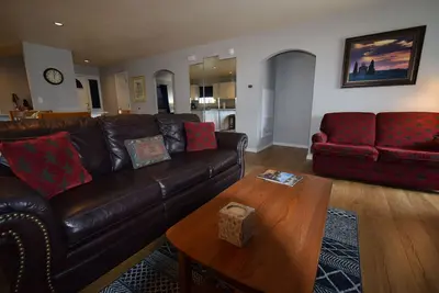 Image de Centre de la ville-Golf View-Mise Ă jour-Spacieux-2 Comfy Kings-Wi-Fi-Netflix-Kuerig