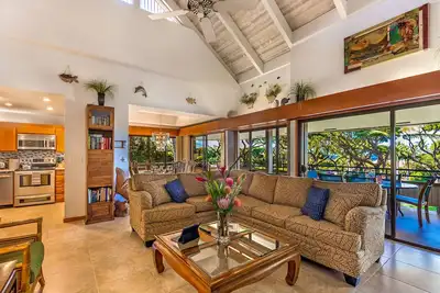 Image de Incredibly Large Palms at Wailea Polynesian Style Villa