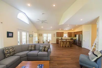 Image de 4e nuit gratuite - 4 Br \/ 3 Ba Lakeview à Grand Rivers - La seule ville sur les deux lacs