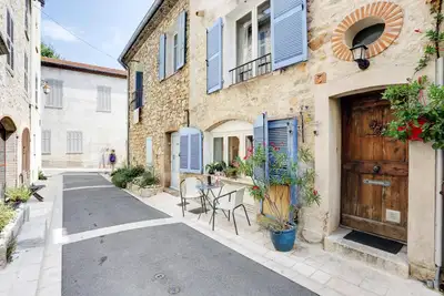 Image de Superbe maison de ville dans le centre de Valbonne avec grande terrasse et l'air conditionné!