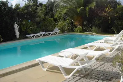 Image de Étage indépendant avec jardin et une piscine avec vue sur la montagne.