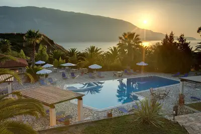 Image de Appartements spacieux avec petit-déjeuner, piscine, court de tennis et vue imprenable sur la mer.
