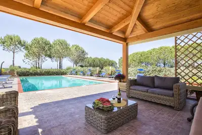 Image de Villa Girasoli avec Spa et piscine Wifi salles de bains en-suite et coffre-fort