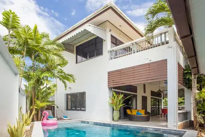 Image de 3 chambres avec piscine 150 m de la plage