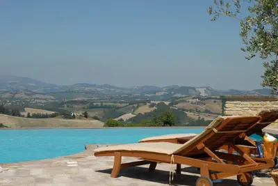 Image de La Corte del Gusto - L'Olivier Apt. avec piscine à débordement et vue imprenable