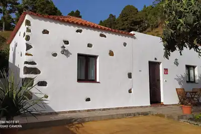Image de Maison rurale dans un site tranquille, idéal pour le repos.