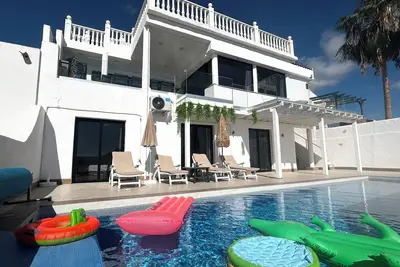 Image de Large 5 Bed, 4 Bath Villa - Stunning Views - Large Private Pool - 4 Terraces