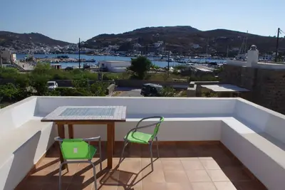 Image de Maison au premier étage avec une vue imprenable sur la mer et amplifient Chora.