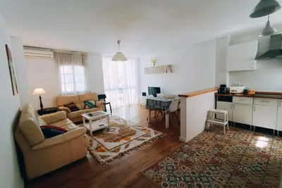 Image de Bel Appartement À CÔTÉ De La Plage Et 15 Min Bus Au Centre Historique D