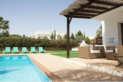 Image de Villa accueillante pour les familles de 4 chambres en face de la plage de Nissi avec piscine privée