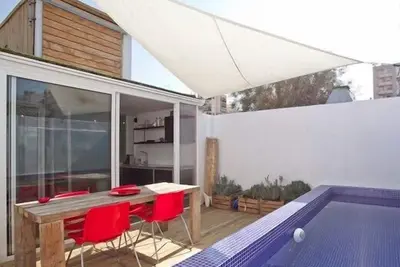 Image de Maison de conteneurs unique à Majorque, avec terrasse et petite piscine.