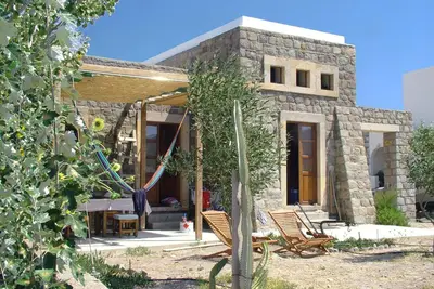 Image de La maison est en pierre, 2 confortables et au calme pas du centre.