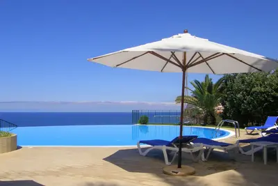 Image de A spacious one bedroom apartment over looking both pool and sea.