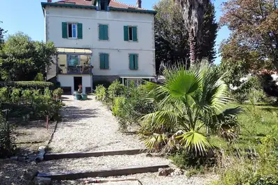 Image de Studio proche plage et commerces dans Villa avec vaste jardin et parking