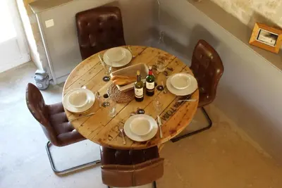 Image de Superbe grange en pierre avec une galerie, piscine et une grange pour les jeux
