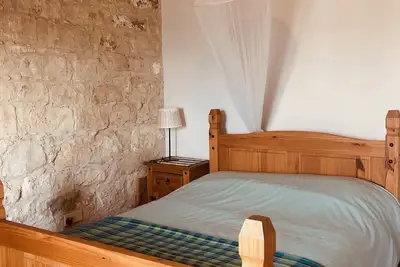 Appartement traditionnel en pierre avec cour privée