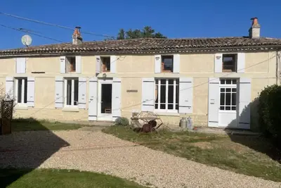 Image de Ferme de village traditionnelle avec grange à jeux et piscine. Plage 30 mi