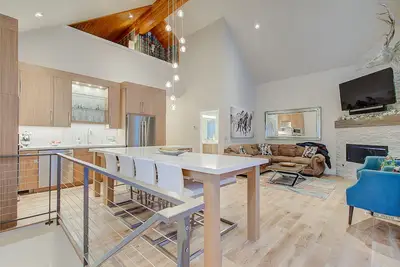 Nouveau 4Bd Remodeled Ski Property: en haut de la rue principale, The Townhouse Sleeps 8+