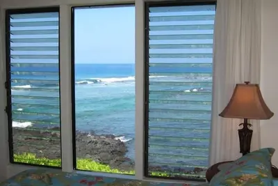 Image de Beautiful Ocean & Beachfront et une cour arrière privée! - Unique en son genre!