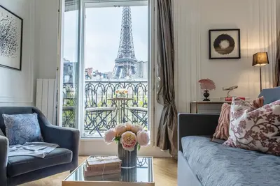 Image de Vente! Incroyablement romantique 1 chambre avec balcon et vue imprenable sur Eiffel