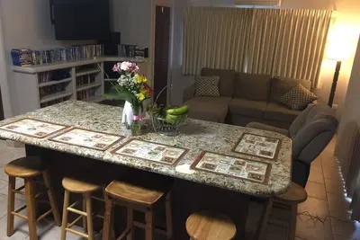 Image de Charmante unité en bas 2bd / 1ba avec Ac