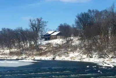 Image de Cabine sur le bluff de la rivière Big Sioux avec les eaux tumultueuses du barrage du Klondike ci-dessous.