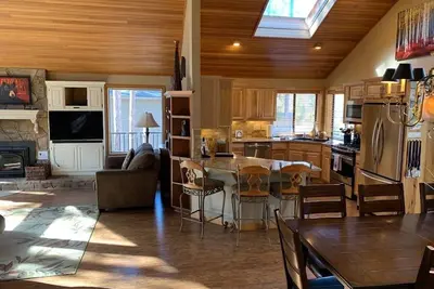 Image de Executive 5 Bdrm, 4. 5 Bath-3 Master Suites-Hot Tub-Sauna- Sauvegarde de la forĂŞt