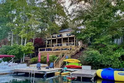 Image de 120 Ft Lakefront: Nouveau Hot Tub, Trampoline, location de pontons, kayaks, vélos électriques et plus