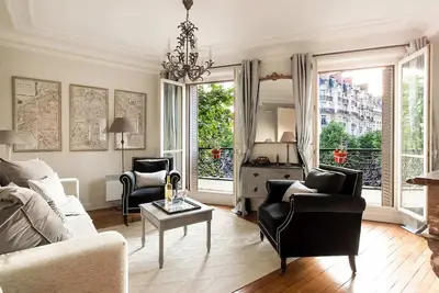 Image de Vente! Outrageusement romantique avec une vue dégagée sur Eiffel
