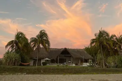 Image de Paradis de la plage; villa de luxe - taux abordable. Évasion parfaite et relaxante!