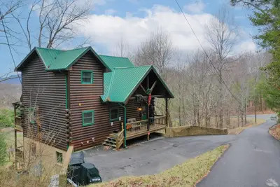 Image de Rabais pour l'automne! Pigeon Forge! Vue Mnt, 3 suites King 3 salles de bain complètes!