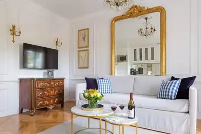 Image de Vente! Magnifique et ensoleillé avec vue Eiffel feuillu