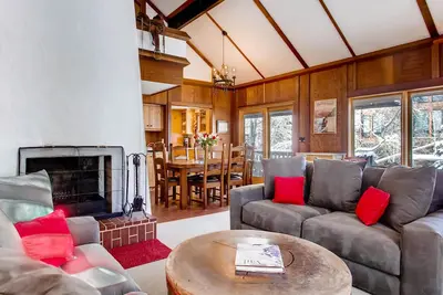 Image de Regardez comme vous êtes proche de la télécabine! Chalet privé de charme w / JacuzziTub