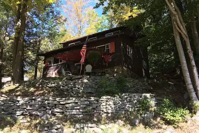 Image de 4 br \/ 2 ba charmeur de vue sur le lac rustique. Nager, bateau (bordereau disponible), pêcher, se détendre! !